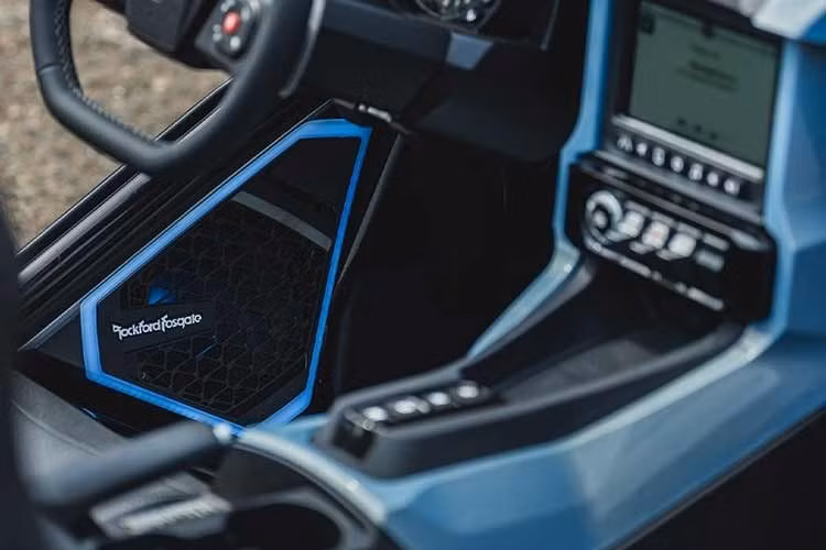 Việc thay đổi thương hiệu độc quyền và thiết kế đồ họa, bao gồm cả huy hiệu kim loại màu đen và các chi tiết nhấn nhá, hoàn thiện diện mạo tổng thể, nhưng lần này chúng ta không thấy nhiều thay đổi ở phần thân xe.