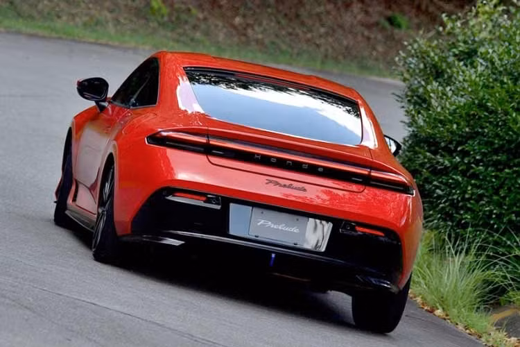 Prelude 2026 đánh dấu sự trở lại của tên gọi thể thao từng xuất hiện trong danh mục sản phẩm của Honda hơn 20 năm trước. Mẫu xe sở hữu thiết kế coupe hai cửa và hướng đến trải nghiệm lái thể thao.