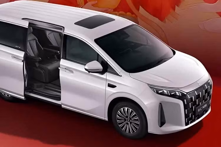 Về kích thước, Linghui M9 có chiều dài/chiều rộng/chiều cao là 5200/chiều cao x 1970/chiều rộng x 1805mm, với chiều dài cơ sở 3045mm, dài hơn 55mm so với BYD M9 trong khi các kích thước khác vẫn giữ nguyên. Trọng lượng không tải là 2.470kg.