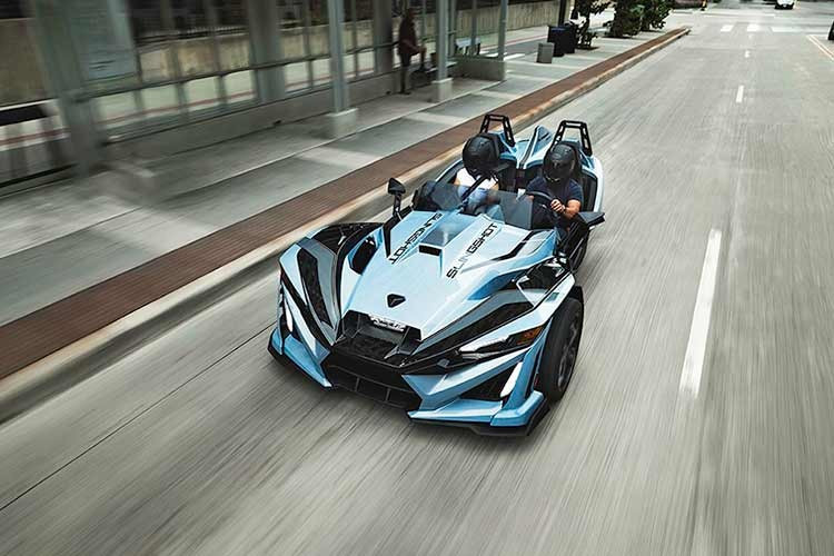 Về hệ thống truyền động, Polaris không nỗ lực nâng cấp Signature so với mẫu xe ba bánh mà nó dựa trên. Điều đó có nghĩa là nó được trang bị động cơ bốn xi-lanh ProStar 2.0L có công suất 204 mã lực, và hộp số sàn hoặc hộp số tự động AutoDrive.