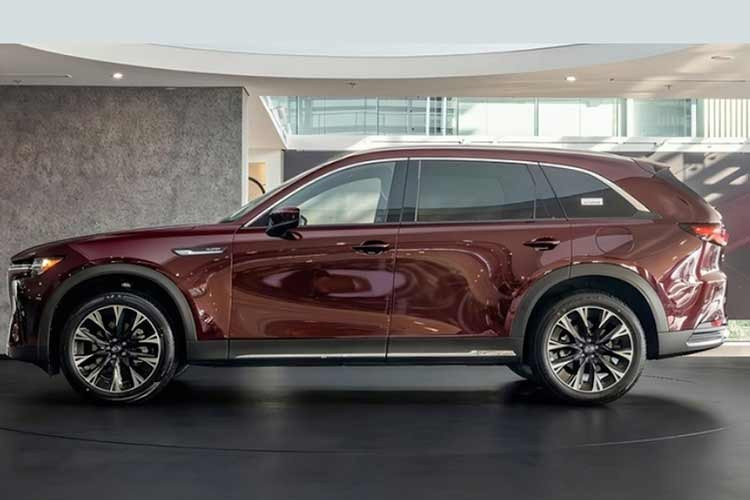 Mẫu xe SUV Mazda CX-90 2.5 PHEV được thiết kế theo ngôn ngữ Dignified Beauty với phần đầu xe dài sang trọng. Sắc đỏ cao cấp mới Artisan Red Premium của Mazda, mang đến chiều sâu và hiệu ứng chuyển động ngay cả khi xe đứng yên.