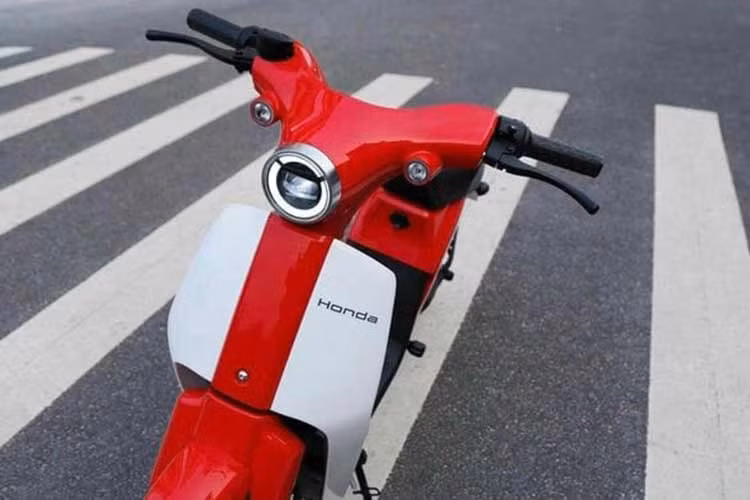 Trong khi đó, một cửa hàng khác tại TP.HCM bán Cub E với mức giá thấp hơn hẳn, chỉ hơn 20 triệu đồng. Đại lý cho biết mẫu xe này "cháy hàng" rất nhanh, vì nhiều người Việt ưa thích kiểu dáng cổ điển của dòng Super Cub. Trong khi đó, mẫu Cub 125 đang bán chính hãng có mức giá khá cao, lên đến gần 100 triệu đồng.