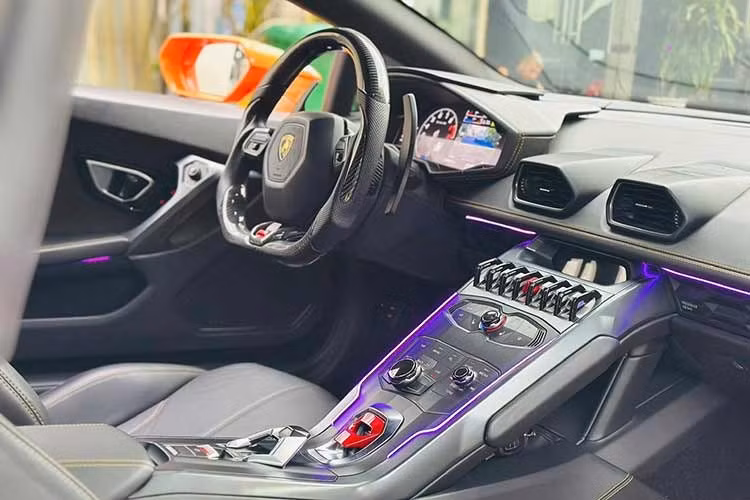 Siêu xe Lamborghini Huracan LP610-4 này trước đó còn gây ấn tượng với body kit Verona Edizione của hãng độ Vorsteiner đến từ Mỹ. Gói độ này có thêm các chi tiết bằng carbon chẳng hạn như cánh lướt gió phía trước, nẹp sườn bên hông và cánh gió đuôi cố định phía sau, tuy nhiên tất cả các chi tiết độ đã được tháo ra.