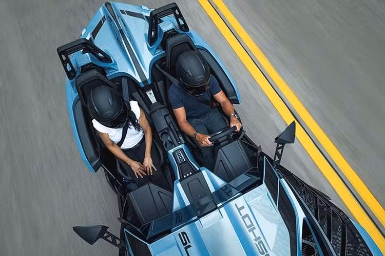 Bên trong, phiên bản Signature Edition mới không khác biệt nhiều so với phiên bản R thông thường, nhưng được trang bị thêm một số công nghệ.