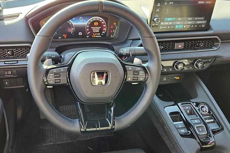 Để kìm hãm sức mạnh này, hãng xe Nhật Bản cũng trang bị hệ thống phanh Brembo danh tiếng, đảm bảo sự an toàn và chính xác tuyệt đối trong mọi tình huống xử lý tốc độ của người dùng trên Prelude 2026.