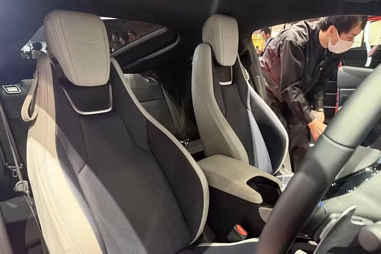 Đáng lưu ý, riêng tùy chọn màu Trắng Moonlit White Pearl trên Honda Prelude 2026 sẽ có giá cao hơn các màu còn lại khoảng 9 triệu đồng. Nếu được đưa về nước, Honda Prelude 2026 hứa hẹn sẽ là một "làn gió mới" đầy sức hút cho phân khúc xe thể thao hai cửa vốn đang khá ít sự lựa chọn tại Việt Nam.