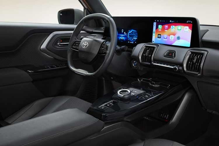 Trải nghiệm tiện nghi trên xe cũng được chú trọng với màn hình giải trí 10,1 inch hỗ trợ kết nối Apple CarPlay và Android Auto không dây, đi kèm dàn âm thanh 9 loa chất lượng cao.