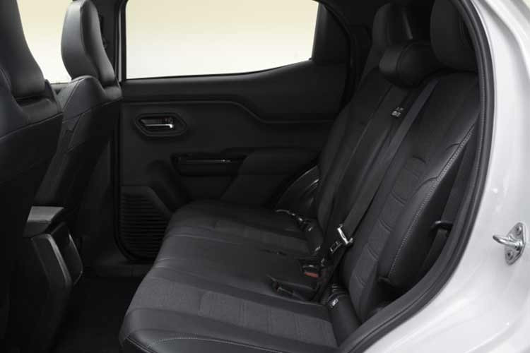 Về mặt kỹ thuật, Toyota Urban Cruiser được trang bị khối động cơ điện kết hợp cùng viên pin dung lượng 61 kWh. Hệ truyền động này sản sinh công suất tối đa khoảng 171 mã lực và mô-men xoắn 193 Nm, cung cấp sức mạnh dư dả cho các nhu cầu di chuyển từ đô thị đến ngoại ô.