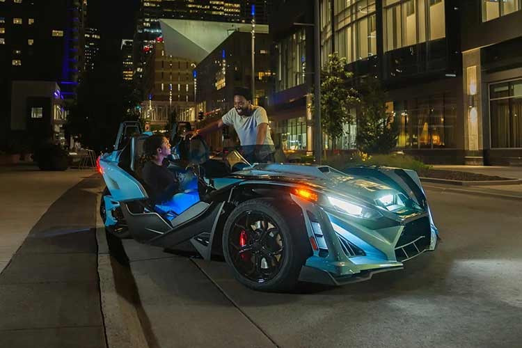 Mặc dù toàn bộ dòng xe Polaris Slingshot Signature không được nâng cấp gì ngoài một số màu sắc mới, nhưng hãng đã thông tin về một phiên bản giới hạn mới sắp ra mắt, chiếc Slingshot Grand Touring. Giờ đây, khi tháng thứ hai của năm mới sắp kết thúc, chúng ta lại nhận được thông tin về một phiên bản giới hạn khác của Slingshot. Và khi so sánh hai mẫu này, bạn khó lòng tránh khỏi cảm giác quen thuộc đến kỳ lạ.