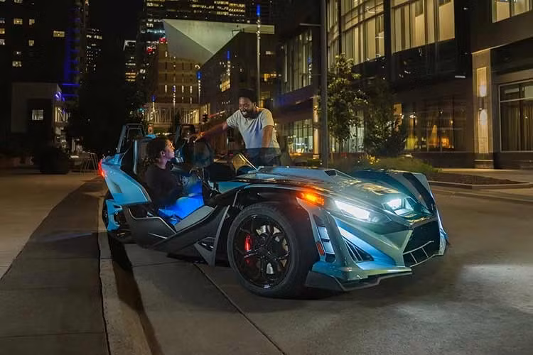 Mặc dù toàn bộ dòng xe Polaris Slingshot Signature không được nâng cấp gì ngoài một số màu sắc mới, nhưng hãng đã thông tin về một phiên bản giới hạn mới sắp ra mắt, chiếc Slingshot Grand Touring. Giờ đây, khi tháng thứ hai của năm mới sắp kết thúc, chúng ta lại nhận được thông tin về một phiên bản giới hạn khác của Slingshot. Và khi so sánh hai mẫu này, bạn khó lòng tránh khỏi cảm giác quen thuộc đến kỳ lạ.