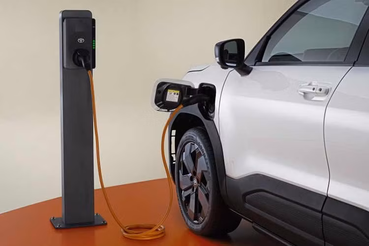 Với chiều dài tổng thể 4.285 mm, mẫu crossover này được định vị nằm giữa Yaris Cross bản châu Âu và C-HR. Dù có kích thước nhỏ hơn một chút so với bản Yaris Cross đang lăn bánh tại Việt Nam, nhưng Urban Cruiser lại sở hữu một "vũ khí" bí mật về không gian.