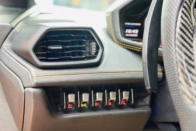 Các tính năng nội thất đáng chú ý của "siêu bò" Ý bao gồm màn hình giải trí cỡ lớn 12.3 inch, vô lăng 3 chấu bọc da tích hợp lẫy chuyển số thể thao và bọc cabin tông đen - xanh cốm kết hợp nhiều chi tiết trang trí bằng nhôm sáng bóng.