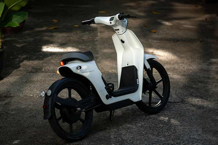 Xe được trang bị bộ mâm đúc, kích thước 17 inch, đi kèm phanh đĩa trên bánh trước và phanh tang trống ở bánh sau. Honda Cub E sở hữu cụm pin lithium Ternary 48V-20Ah với trọng lượng 6,4 kg đặt ở dưới sàn để chân, cung cấp quãng đường di chuyển khoảng 65 km sau một lần sạc đầy với vận tốc tối đa 25 km/h.