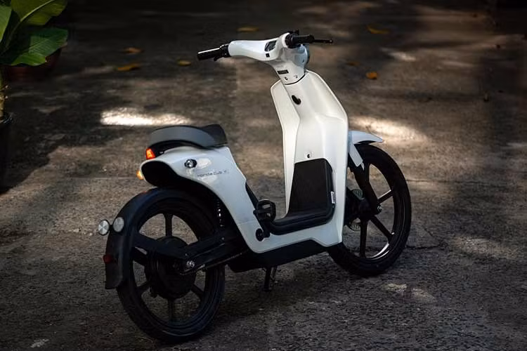 Xe được trang bị bộ mâm đúc, kích thước 17 inch, đi kèm phanh đĩa trên bánh trước và phanh tang trống ở bánh sau. Honda Cub E sở hữu cụm pin lithium Ternary 48V-20Ah với trọng lượng 6,4 kg đặt ở dưới sàn để chân, cung cấp quãng đường di chuyển khoảng 65 km sau một lần sạc đầy với vận tốc tối đa 25 km/h.