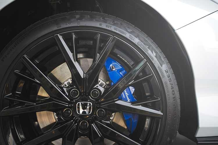 Đặc biệt, để phá bỏ định kiến về sự "nhàm chán" của hộp số vô cấp, Honda đã trang bị hộp số e-CVT tích hợp công nghệ S+ Shift. Hệ thống này giả lập các cấp số một cách thông minh, mang lại cảm giác sang số phấn khích và chân thực, giúp xe vận hành mạnh mẽ hơn hẳn so với người anh em Civic e:HEV tiêu chuẩn.