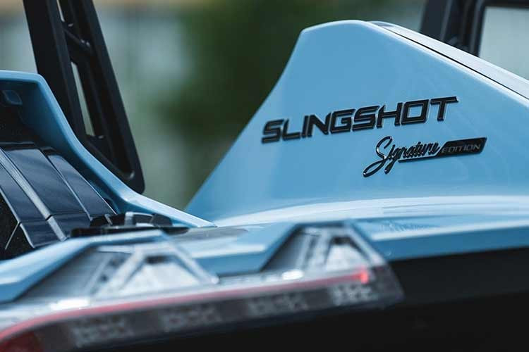 Điều tương tự cũng xảy ra với phiên bản Slingshot Signature Edition, chỉ khác là lần này màu sắc được chọn là Golden Steel và Black Crystal. Khi ánh sáng chiếu vào bề mặt của trò chơi, màu đầu tiên sẽ tỏa sáng với hiệu ứng ánh vàng óng ánh, trong khi màu thứ hai lấp lánh.