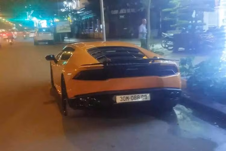 Chiếc Lamborghini Huracan này từng có thời gian khá đình đám mang biển số 43A-56789 trước khi được 1 doanh nhân Hà Nội mua lại, cho đeo biển số 30M-08888 và nay đã bán vào trong Nam, chưa rõ sẽ mang biển đẹp tiếp, hay chủ nhân sẽ bấm đại biển nào để cho xe đi.