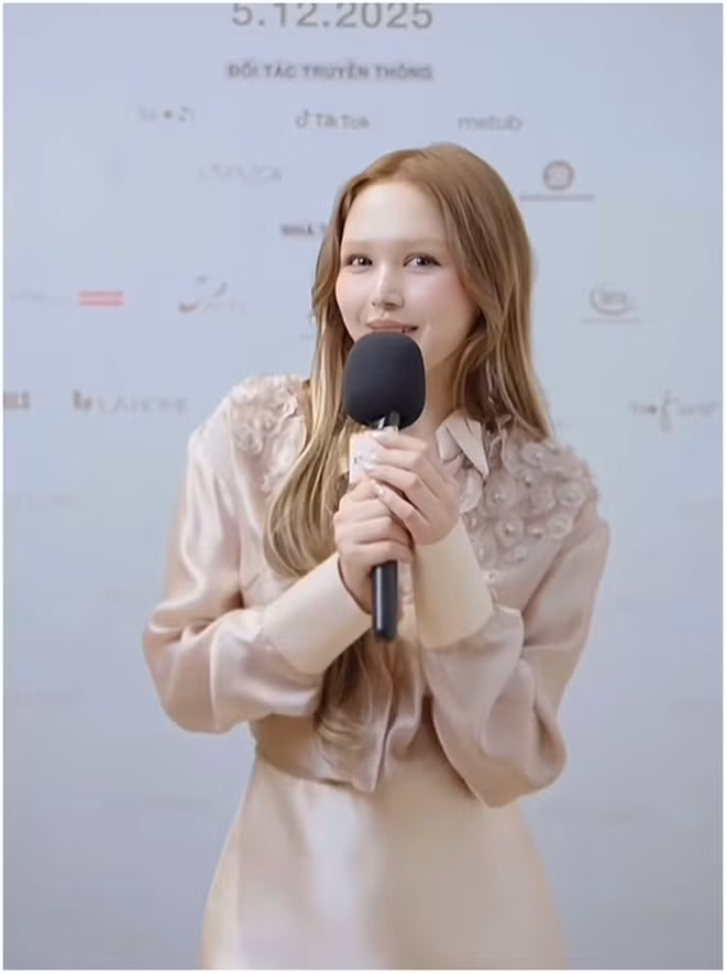 Trái với phong cách rạng rỡ, sắc sảo thường thấy, lần này Xoài Non xuất hiện với lớp trang điểm trong trẻo, lông mày tẩy nhạt – tạo tổng thể visual lạ mắt, mang hơi hướng high-fashion và editorial.