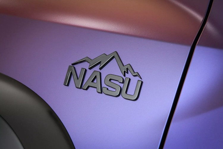 Cái tên “Nasu” trong tiếng Nhật có nghĩa kép: là “đạt được” (ở dạng động từ) và “cà tím” (ở dạng danh từ), lý giải cho lớp decal màu tím đặc trưng được sử dụng trên ngoại thất xe.