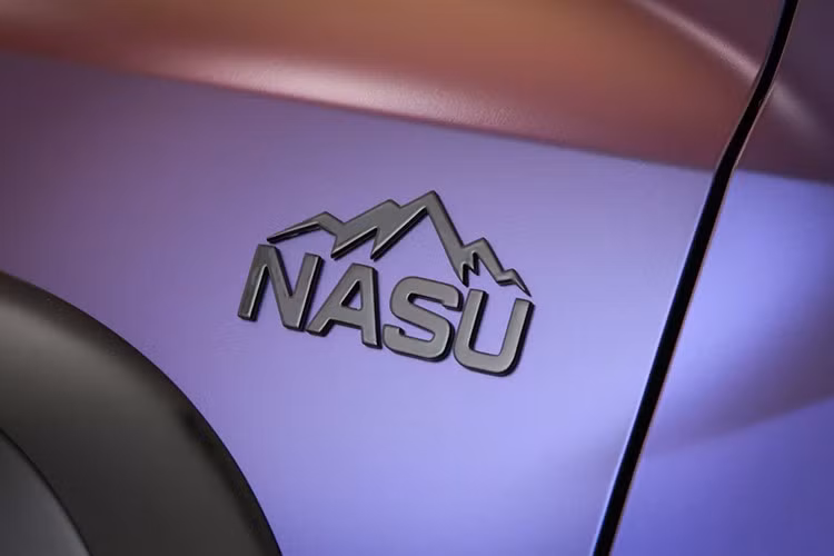 Cái tên “Nasu” trong tiếng Nhật có nghĩa kép: là “đạt được” (ở dạng động từ) và “cà tím” (ở dạng danh từ), lý giải cho lớp decal màu tím đặc trưng được sử dụng trên ngoại thất xe.