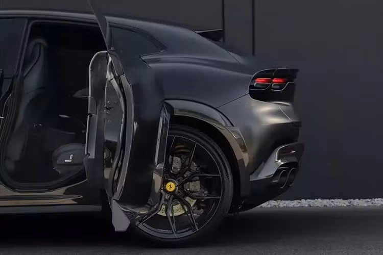 Ngoài ra còn có một vài điểm nhấn kim loại trên sàn xe, và logo Cavallino Rampante (Ngựa chồm) được khâu vào tựa đầu bằng chỉ đỏ. Vô lăng vẫn là hàng nguyên bản, và chúng tôi nghĩ điều tương tự cũng áp dụng cho toàn bộ nội thất.