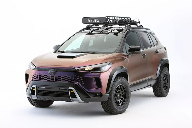 Tại SEMA Show 2025 sắp diễn ra tại Las Vegas (Mỹ), Toyota sẽ mang đến một phiên bản concept đặc biệt của Corolla Cross mang tên Nasu Edition. Mẫu xe được phát triển từ nền tảng Corolla Cross Hybrid 2026, hướng đến hình ảnh táo bạo, đậm chất phiêu lưu hơn so với phiên bản thương mại vốn quen thuộc với người dùng đô thị.