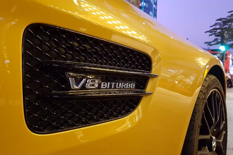 Mercedes -AMG GT là dòng xe thể thao 2 cửa được giới thiệu vào ngày 9 tháng 9 năm 2014 và chính thức ra mắt công chúng vào tháng 10 năm 2014 tại Triển lãm ô tô Paris. Mặc dù không thay thế trực tiếp SLS AMG (cạnh tranh trong một phân khúc khác), nhưng đây là chiếc xe thể thao thứ hai được phát triển hoàn toàn nội bộ bởi Mercedes-AMG.