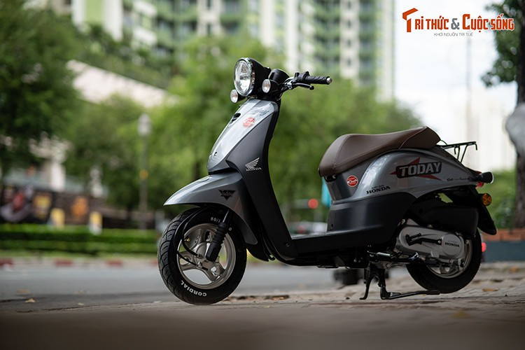 Mới đây, một đại lý xe máy tư nhân tại TP. HCM vừa chính thức đưa mẫu xe tay ga độc lạ Honda Today 50 thế hệ mới về Việt Nam. Theo ghi nhận, Today 50 vừa về Việt Nam được mở bán với 3 mẫu gồm Trắng Hello Today, Vàng Premium và Xám Special Edition.