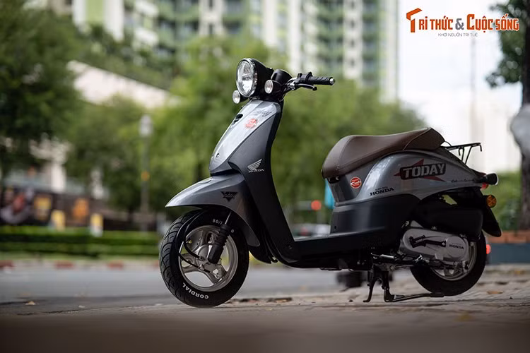 Mới đây, một đại lý xe máy tư nhân tại TP. HCM vừa chính thức đưa mẫu xe tay ga độc lạ Honda Today 50 thế hệ mới về Việt Nam. Theo ghi nhận, Today 50 vừa về Việt Nam được mở bán với 3 mẫu gồm Trắng Hello Today, Vàng Premium và Xám Special Edition.