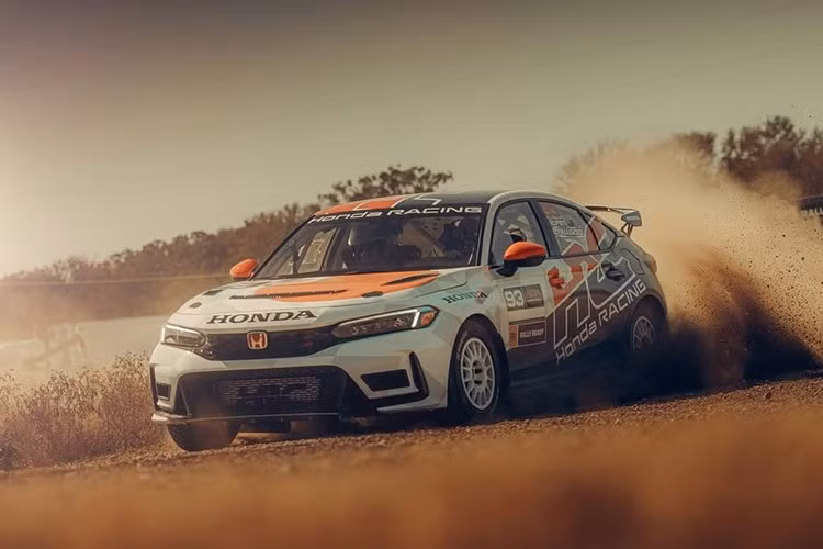 So với bản thương mại, Honda Civic Type R HRC Rally XP 2026 mới sẽ có một số khác biệt. Đầu tiên là việc xe được bổ sung cản trước với hai hốc gió mới.