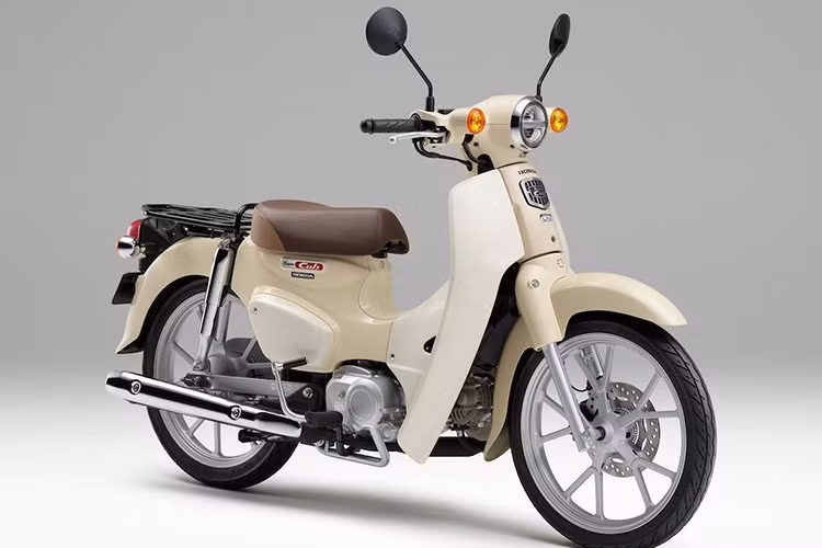 Bảng đồng hồ công tơ mét của xe cũng sẽ giới hạn ở mức 60km/h và bổ sung thêm đèn cảnh báo tốc độ. Khác với các bản 50cc cũ, đồng hồ cũng tích hợp màn hình LCD bên dưới, hiển thị chỉ báo vị trí số.