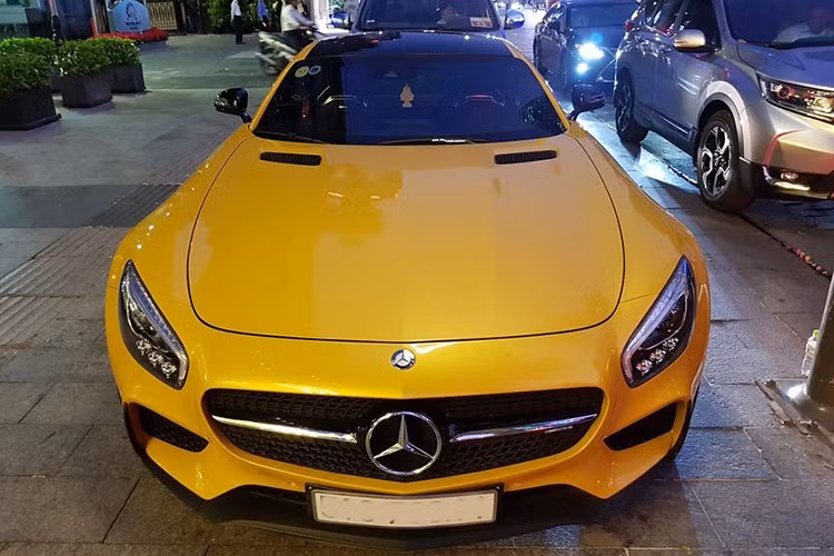 Mercedes-AMG GT S Edition 1 sử dụng động cơ V8, tăng áp kép, dung tích 4.0 lít, sản sinh công suất tối đa 510 mã lực tại vòng tua máy 6.250 vòng/phút và mô-men xoắn cực đại 650 Nm. Động cơ kết hợp cùng hộp số ly hợp kép 7 cấp, nhờ đó, xe chỉ mất thời gian 3,8 giây để tăng tốc lên 100 km/h từ vị trí xuất phát trước khi đạt vận tốc tối đa 310 km/h.