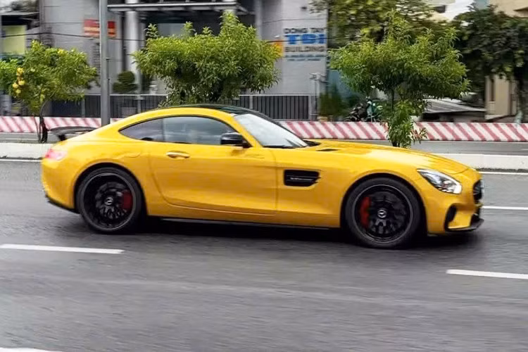 Chiếc Mercedes-AMG GT S Edition 1 này thuộc sở hữu của doanh nhân Quốc Cường, người đang có gần 10 siêu xe, xe siêu sang siêu tại Việt Nam. Xe mang màu sơn vàng rực bắt mắt, siêu xe này có các điểm nhấn của phiên bản GT S Edition 1 như ốp 2 bên hông hốc gió trước, ốp sườn, vỏ gương, cản va sau hay trần xe bằng sợi carbon.