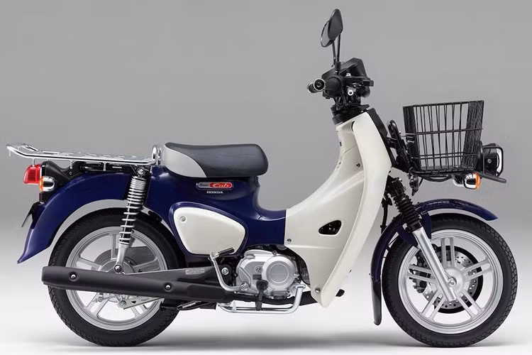 Các đặc điểm bên ngoài phân biệt những chiếc Super Cub 110 Lite với bản 110cc thường bao gồm việc loại bỏ dải tem trắng nhận dạng trên chắn bùn trước và sau, không có gác chân cùng yên sau.