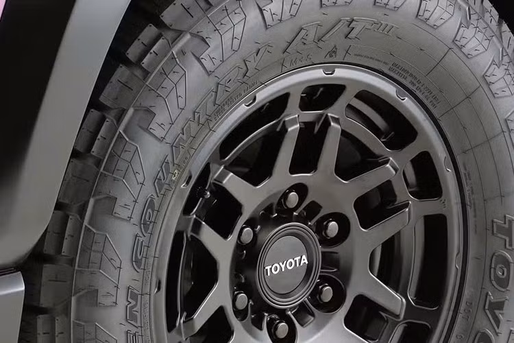 Ngoại thất xe SUV Toyota Corolla Cross Nasu Edition địa hình nổi bật với bộ bodykit thiết kế riêng, bao gồm chắn bùn mở rộng, tấm ốp gầm trước/sau, bệ chống trượt, cụm đèn LED bổ sung và hốc gió trên nắp ca-pô.