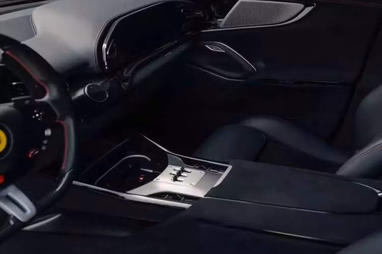 Một số chi tiết bổ sung có lớp sơn đen bóng, màu sắc này cũng được thêm vào bộ mâm nan chữ Y mới. Bộ kẹp phanh màu đỏ phía sau, cùng với logo Ferrari, bao gồm cả biểu tượng hình khiên gắn trên chắn bùn trước, tạo nên một chút tương phản cho cỗ máy bí ẩn này.