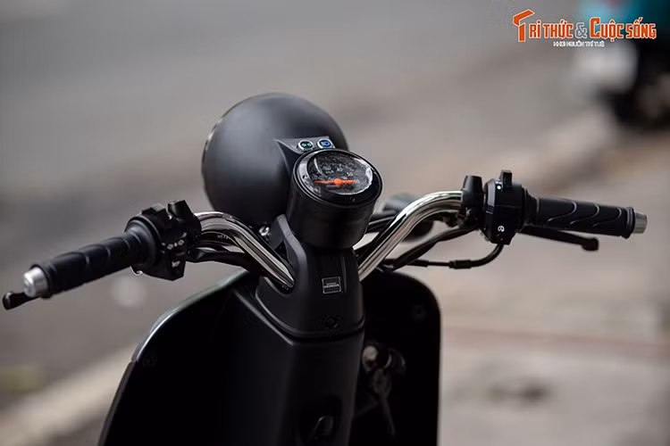 Cụm đồng hồ trên Today 50 được thiết kế dạng tròn nền đen, hiển thị đầy đủ thông tin cơ bản như tốc độ, quãng đường hay mức nhiên liệu. Xe còn được trang bị hệ thống chẩn đoán lỗi OBD, giúp phát hiện và sửa chữa sự cố nhanh chóng.