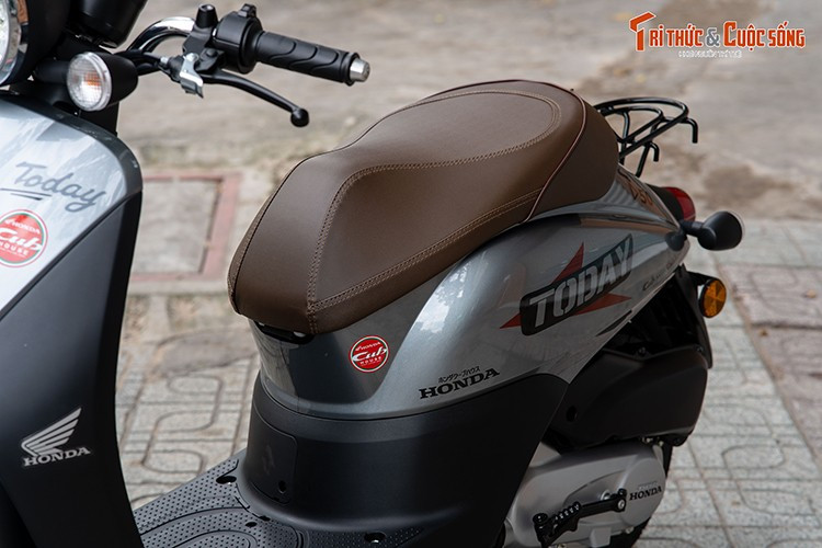 Thân và yên xe đều sử dụng tông màu đen, yên có thiết kế dày dặn, êm ái, mang lại trải nghiệm thoải mái. Phần đầu xe được tạo hình hẹp và hơi hất lên, góp phần tăng sự cân đối trong dáng vẻ tổng thể.