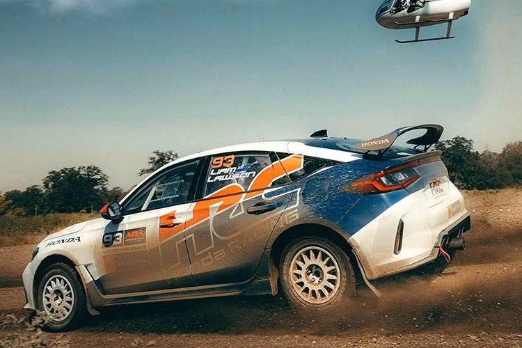 Chiếc xe con được khoác lên mình bộ tem đua HRC cỡ lớn, đi kèm logo của giải đua rally ARA. Kính cửa sổ được dán tên của tay đua Liam Lawson, vốn sẽ cầm lái chiếc xe vào sự kiện ra mắt.