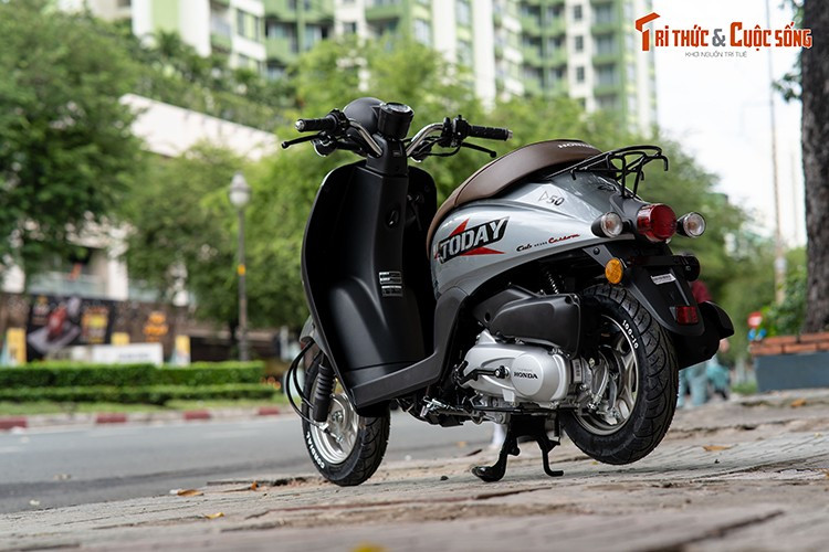 Về thiết kế, xe ga Honda Today 50 2025 vẫn giữ nguyên phong cách cổ điển quen thuộc từ thế hệ trước, các điểm nhấn mạ crôm bạc trên đèn pha tạo cảm giác tinh tế và sang trọng. Kích thước tổng thể dài 1.626 mm, rộng 658 mm, cao 1.048 mm, cùng chiều dài cơ sở 1.187 mm.
