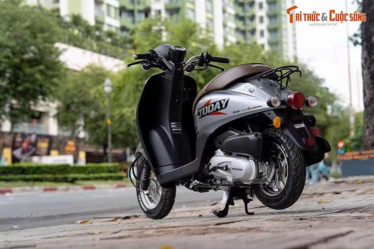 Về thiết kế, xe ga Honda Today 50 2025 vẫn giữ nguyên phong cách cổ điển quen thuộc từ thế hệ trước, các điểm nhấn mạ crôm bạc trên đèn pha tạo cảm giác tinh tế và sang trọng. Kích thước tổng thể dài 1.626 mm, rộng 658 mm, cao 1.048 mm, cùng chiều dài cơ sở 1.187 mm.