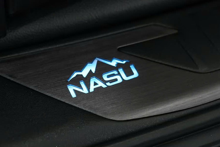 Khoang hành lý phía sau được tái thiết kế nhằm phục vụ dã ngoại và phiêu lưu. Xe trang bị ngăn kéo có khóa, loa JBL Bluetooth cỡ lớn, và tủ lạnh mini di động. Nội thất bổ sung các chi tiết như bậc cửa phát sáng và ốp bảo vệ khoang hành lý.