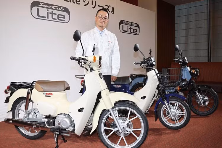 Để tiết kiệm chi phí, Honda đã đơn thuần ra mắt phiên bản Lite của những dòng xe Super Cub 110, vốn được thiết kế cho hạng bằng lái dành cho mô tô cỡ nhỏ từ 50 tới 125cc (tương đương bằng A1 tại Việt Nam hay các nước châu Âu).
