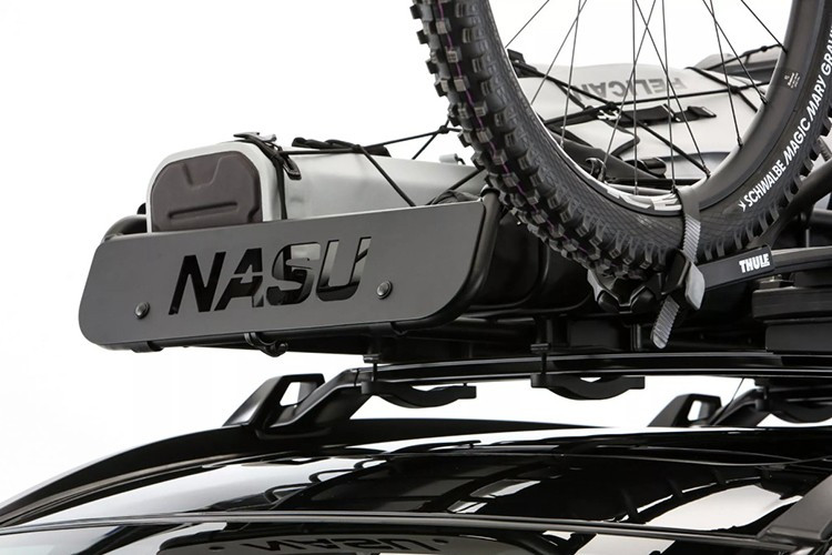 Xe còn được trang bị giá nóc mang thương hiệu Nasu, đi kèm một chiếc xe đạp địa hình chuyên dụng như một cách tôn vinh tay đua trẻ Asa Vermette – nhà vô địch thế giới nội dung downhill.