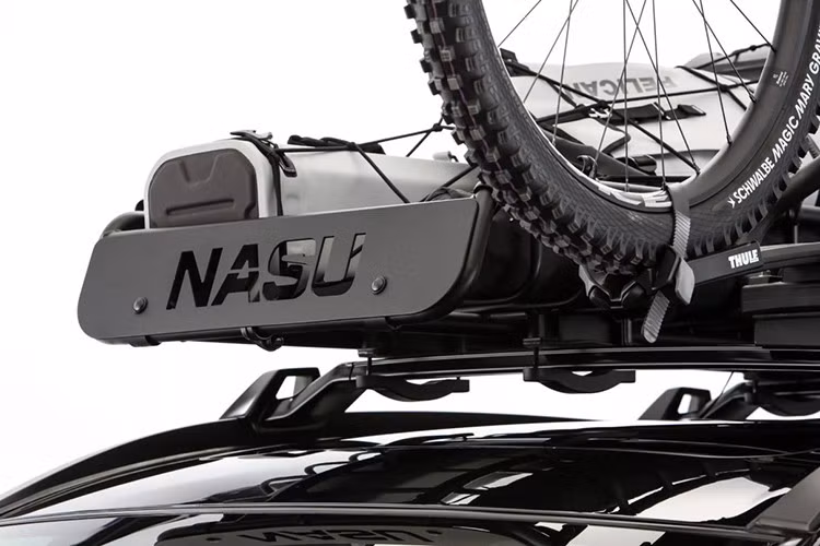 Xe còn được trang bị giá nóc mang thương hiệu Nasu, đi kèm một chiếc xe đạp địa hình chuyên dụng như một cách tôn vinh tay đua trẻ Asa Vermette – nhà vô địch thế giới nội dung downhill.