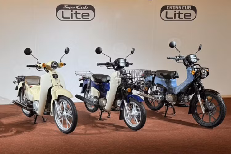 Do các tiêu chuẩn khí thải ngặt nghèo nên Honda đã phải "khai tử" các dòng Super Cub 50cc huyền thoại kể từ đời 2025. Tuy nhiên sự vắng mặt của chúng cũng đã để lại một khoảng trống dành cho những khách hàng mới chỉ có bằng lái xe gắn máy tại Nhật - vốn trước đây phụ thuộc vào phân khúc 50cc trở xuống.