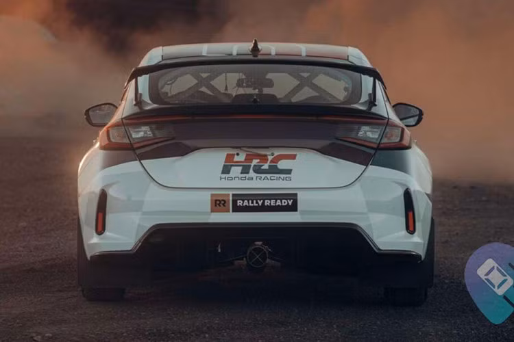 Về nguyên bản, xe thể thao Honda Civic Type R thế hệ mới được trang bị hộp số sàn 6 cấp cùng 4 chế độ lái Comfort, Sport, Individual và +R. Honda Civic Type R có thể đạt tốc độ tối đa 272 km/h.