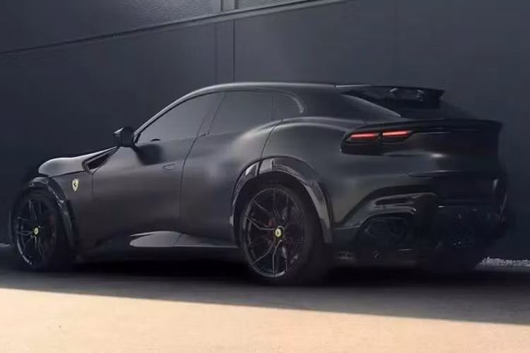 Nếu nhìn kỹ vào phần đầu xe Ferrari Purosangue này, bạn sẽ thấy nắp capo mới và hầm hố hơn nhiều so với bản gốc. Tấm chắn bùn cũng được Novitec độ lại, và góp phần tạo nên vẻ ngoài ấn tượng cho xe là các cánh gió trước và sau.