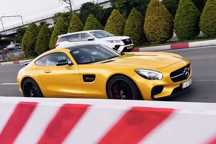 Mới đây, 1 chiếc siêu xe Mercedes-AMG GT S Edition 1 đã bị bắt gặp lăn bánh trên đường phố TP.HCM và thú vị nằm ở chỗ, đây là xe rất hiếm hoi còn xót lại được nhìn thấy ngoài đường, các xe còn lại đều đã nằm trong garage xe của "ông trùm siêu xe" Đặng Lê Nguyên Vũ.