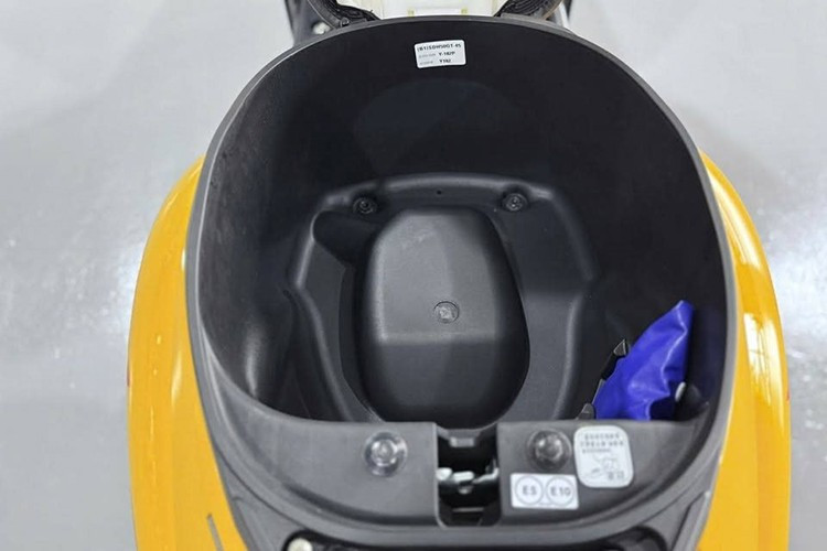 Trọng lượng không tải chỉ khoảng 80 kg, nhẹ hơn 40% so với hầu hết các xe tay ga 125cc, kết hợp với yên xe đặt ở độ cao 715 mm, mang lại sự thoải mái và dễ dàng kiểm soát cho cả những người có vóc dáng nhỏ chỉ khoảng 1m5. Cốp xe dung tích 22L có thể chứa một mũ bảo hiểm nửa đầu và vẫn còn chỗ để găng tay và áo mưa, đủ cho việc đi chợ hàng ngày.